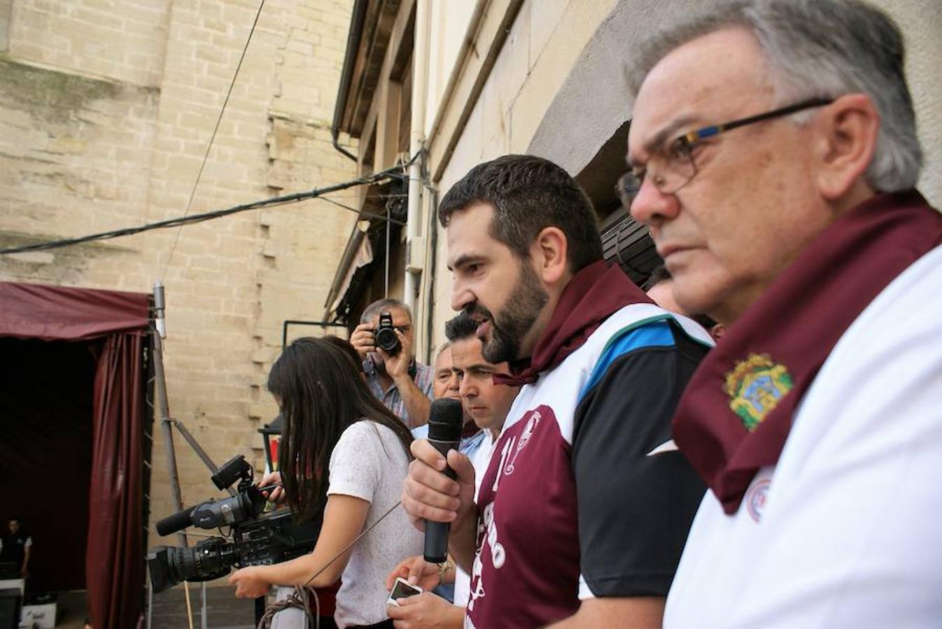 Cenicero ya lleva un día completo entregado a sus fiestas patronales. Las ganas de fiesta y el masivo cohete fueron una señal inequívoca de las ganas de diversión.