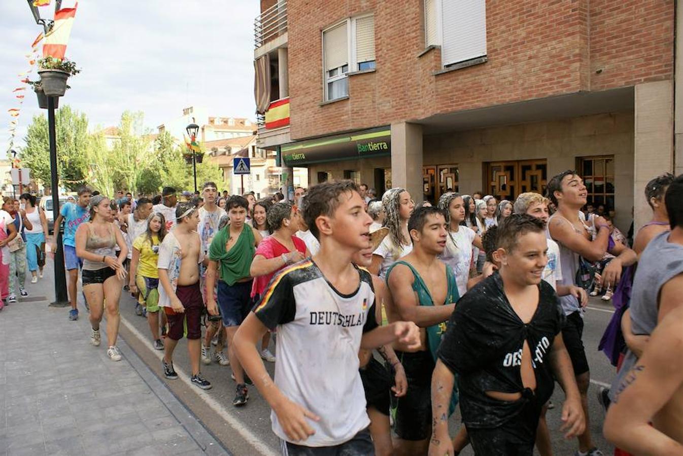 Cenicero ya lleva un día completo entregado a sus fiestas patronales. Las ganas de fiesta y el masivo cohete fueron una señal inequívoca de las ganas de diversión.