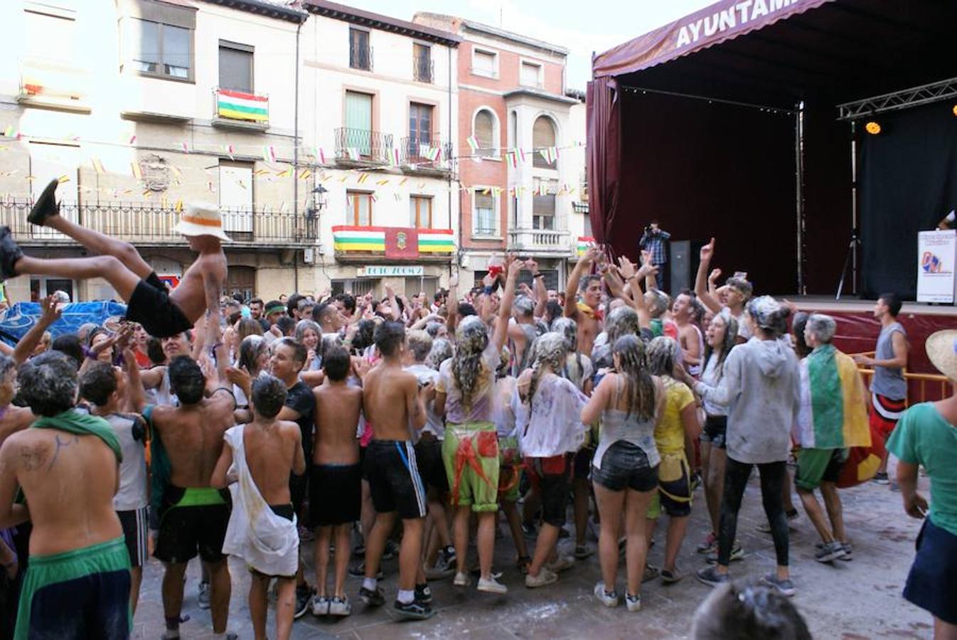 Cenicero ya lleva un día completo entregado a sus fiestas patronales. Las ganas de fiesta y el masivo cohete fueron una señal inequívoca de las ganas de diversión.