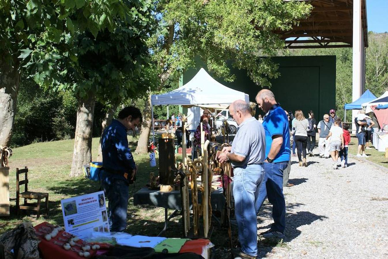 Tradición ganadera en Canales de la Sierra donde ayer se vivió su tradicional feria de ganado. Artesanía y productos de la tierra acompañaron una actividad que pelea por mantener su espacio y conservar el medio