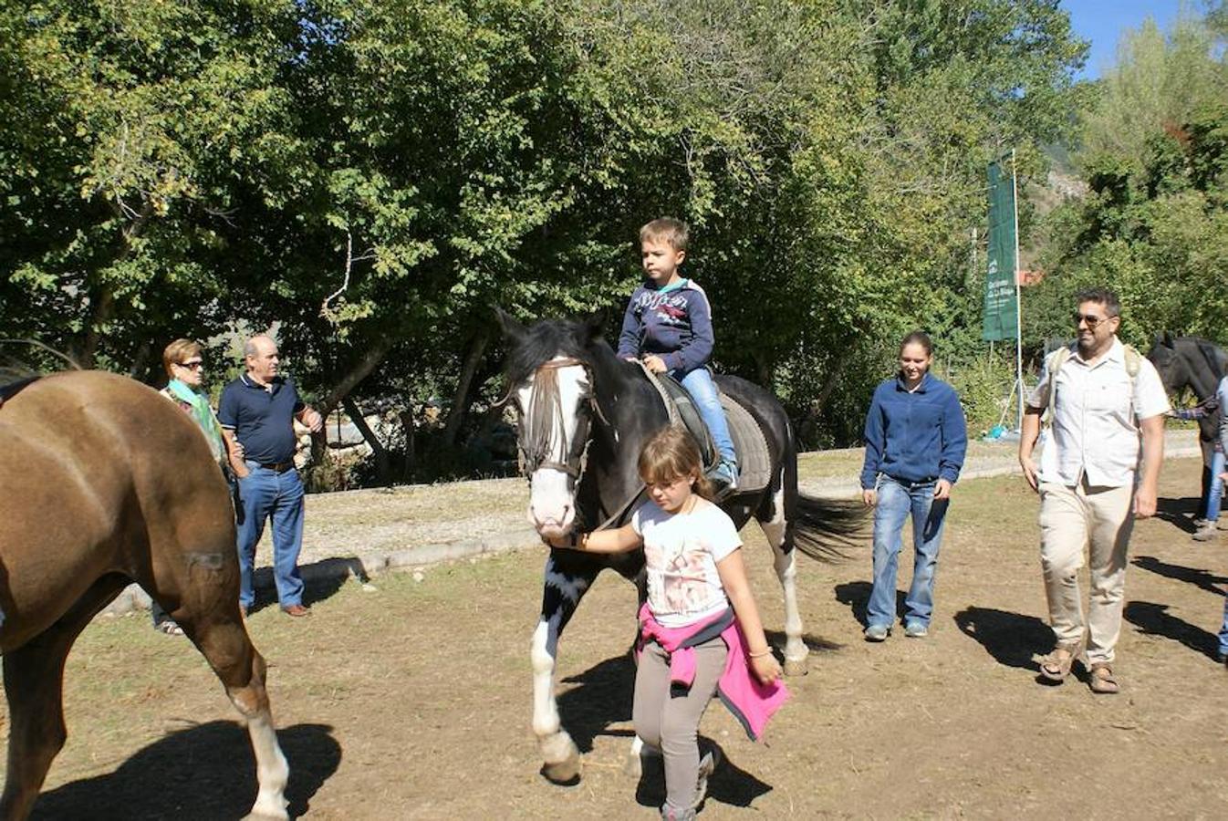 Tradición ganadera en Canales de la Sierra donde ayer se vivió su tradicional feria de ganado. Artesanía y productos de la tierra acompañaron una actividad que pelea por mantener su espacio y conservar el medio