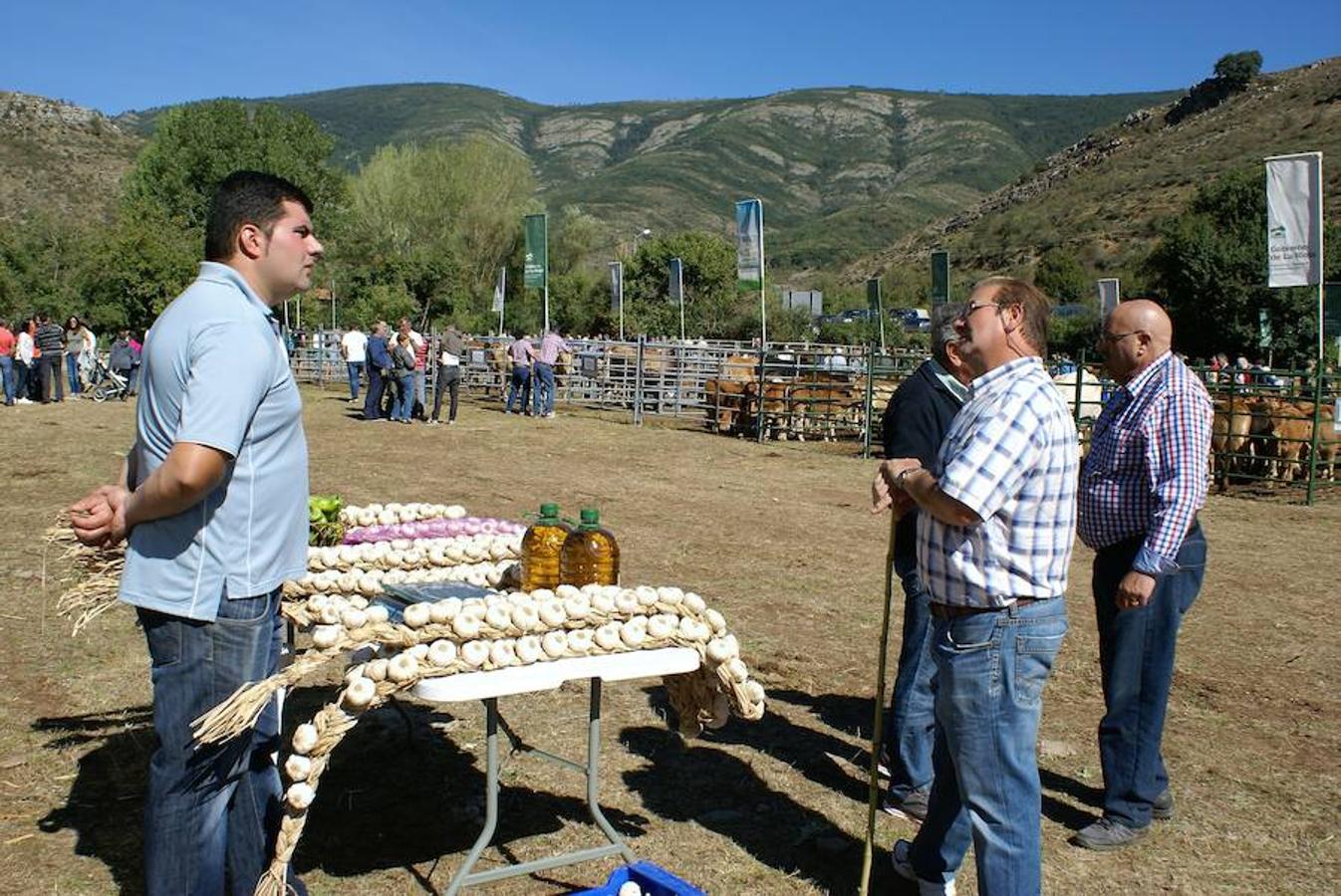 Tradición ganadera en Canales de la Sierra donde ayer se vivió su tradicional feria de ganado. Artesanía y productos de la tierra acompañaron una actividad que pelea por mantener su espacio y conservar el medio