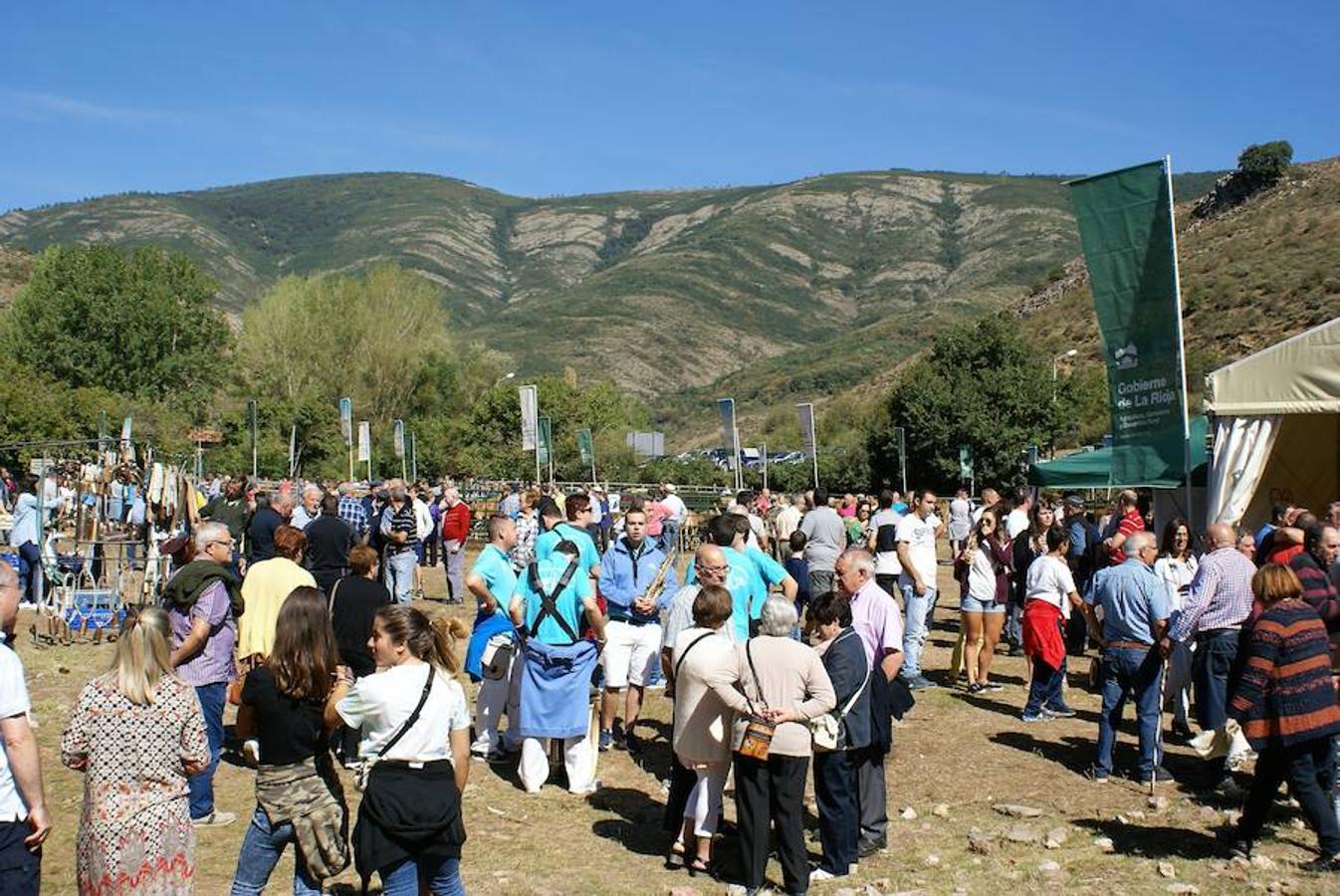 Tradición ganadera en Canales de la Sierra donde ayer se vivió su tradicional feria de ganado. Artesanía y productos de la tierra acompañaron una actividad que pelea por mantener su espacio y conservar el medio