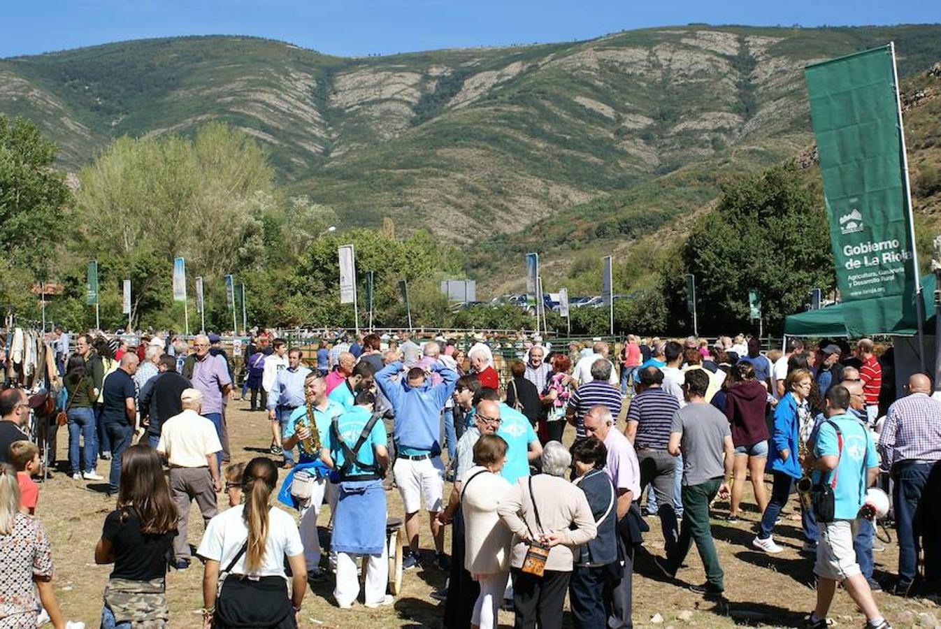 Tradición ganadera en Canales de la Sierra donde ayer se vivió su tradicional feria de ganado. Artesanía y productos de la tierra acompañaron una actividad que pelea por mantener su espacio y conservar el medio