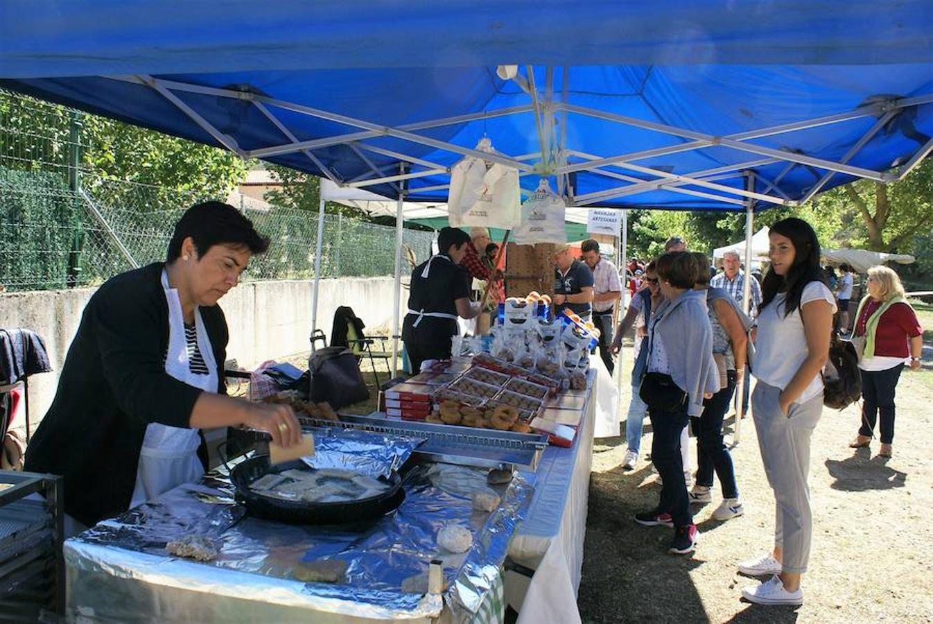 Tradición ganadera en Canales de la Sierra donde ayer se vivió su tradicional feria de ganado. Artesanía y productos de la tierra acompañaron una actividad que pelea por mantener su espacio y conservar el medio