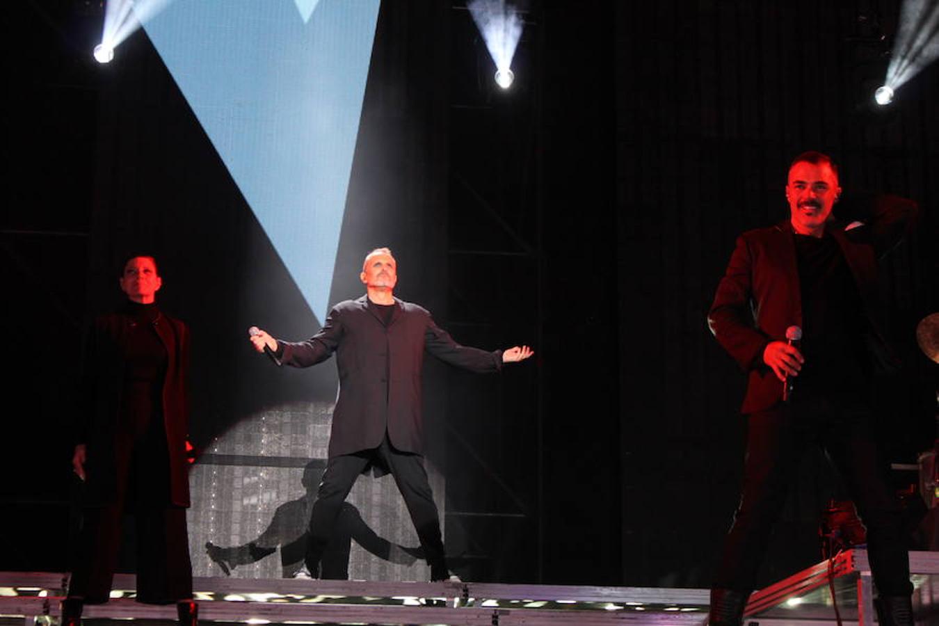 El polifacético artista Miguel Bosé protagonizó anoche un multitudinario concierto en el Arnedo Arena en el que presentó los temas de su nuevo álbum.