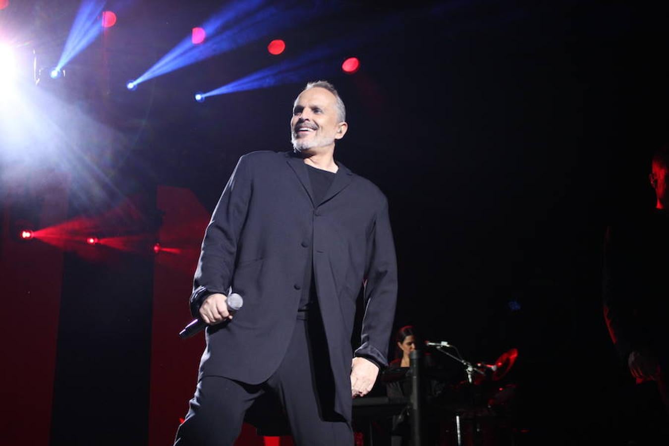 El polifacético artista Miguel Bosé protagonizó anoche un multitudinario concierto en el Arnedo Arena en el que presentó los temas de su nuevo álbum.