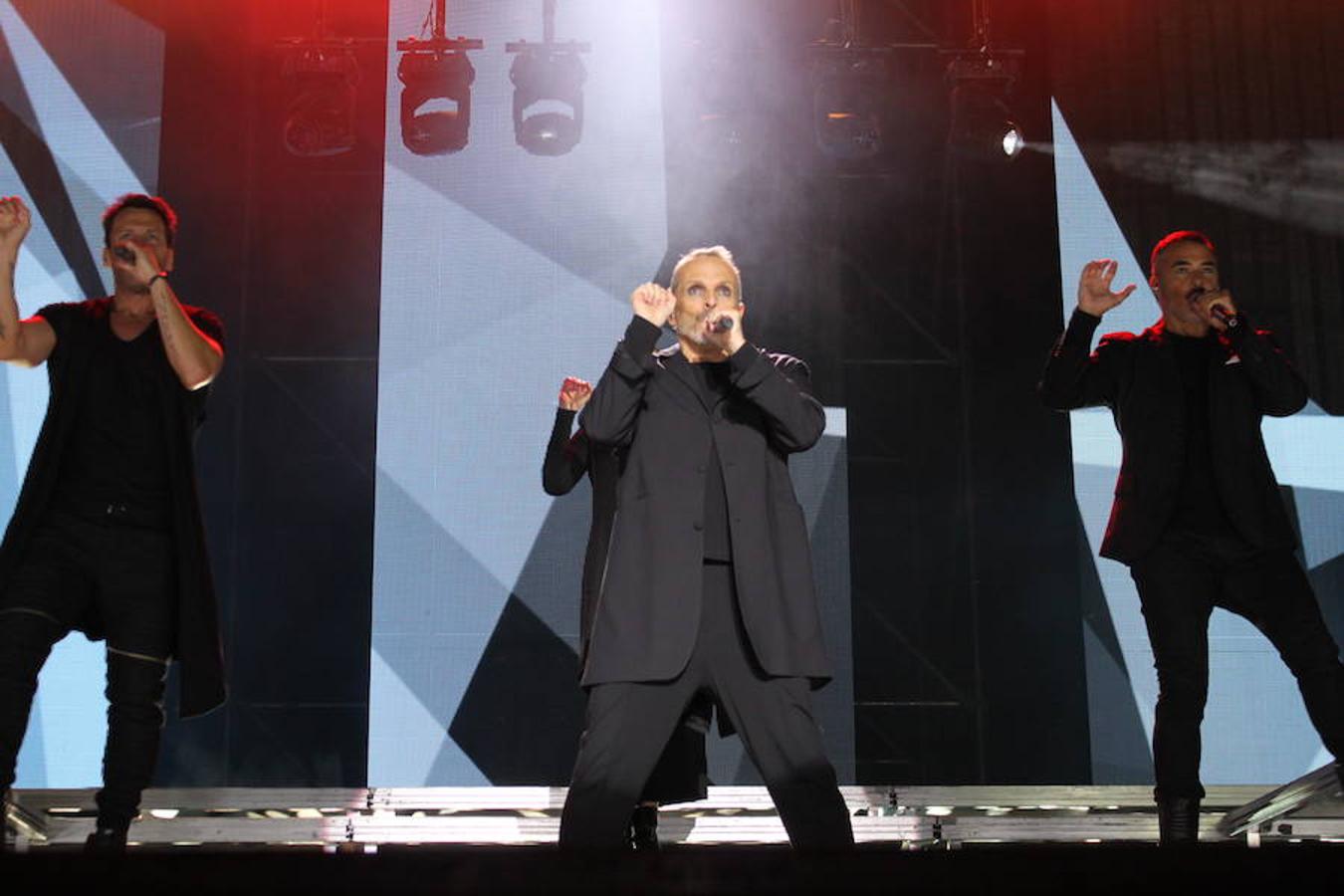 El polifacético artista Miguel Bosé protagonizó anoche un multitudinario concierto en el Arnedo Arena en el que presentó los temas de su nuevo álbum.