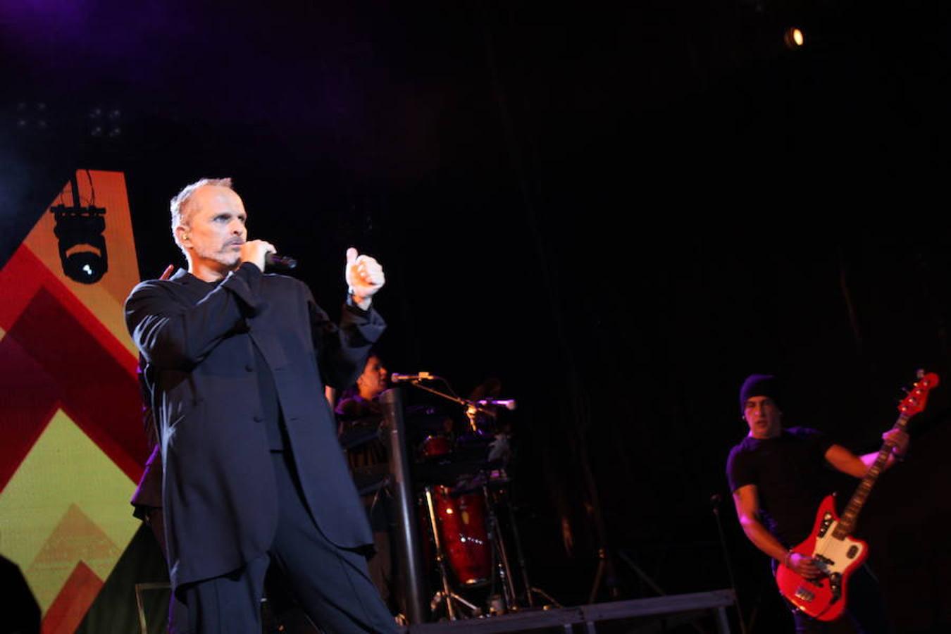 El polifacético artista Miguel Bosé protagonizó anoche un multitudinario concierto en el Arnedo Arena en el que presentó los temas de su nuevo álbum.