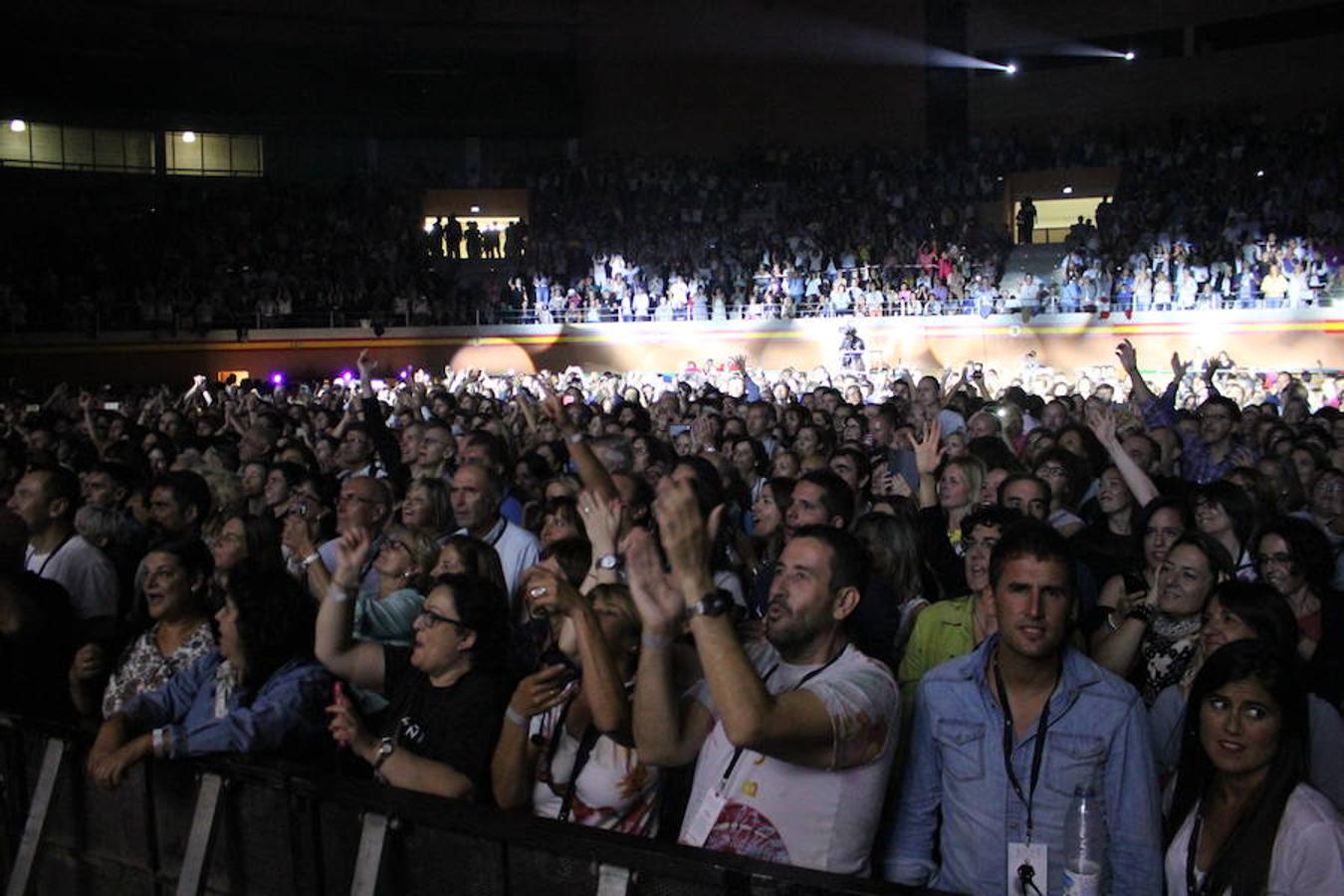 El polifacético artista Miguel Bosé protagonizó anoche un multitudinario concierto en el Arnedo Arena en el que presentó los temas de su nuevo álbum.