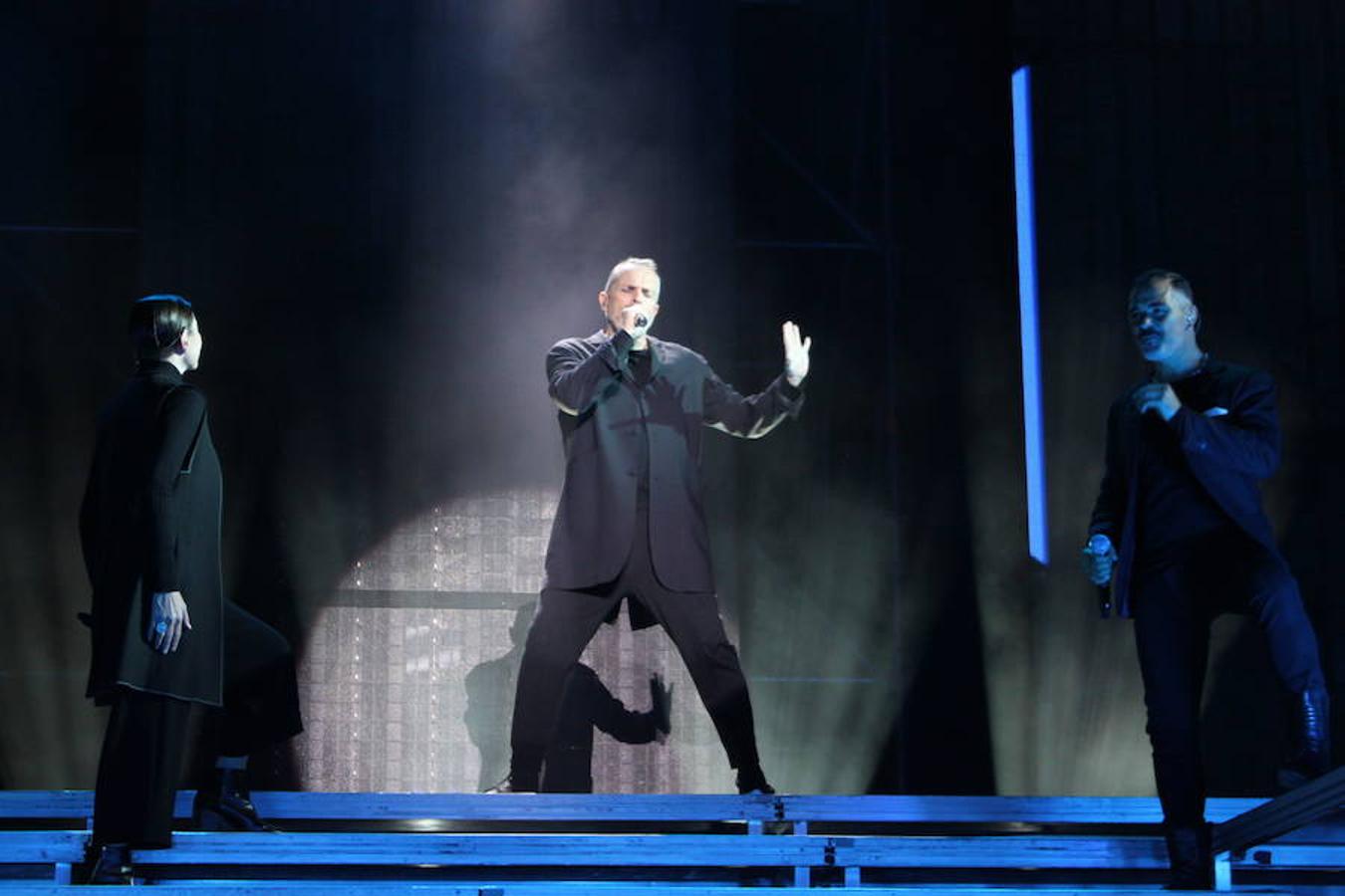 El polifacético artista Miguel Bosé protagonizó anoche un multitudinario concierto en el Arnedo Arena en el que presentó los temas de su nuevo álbum.