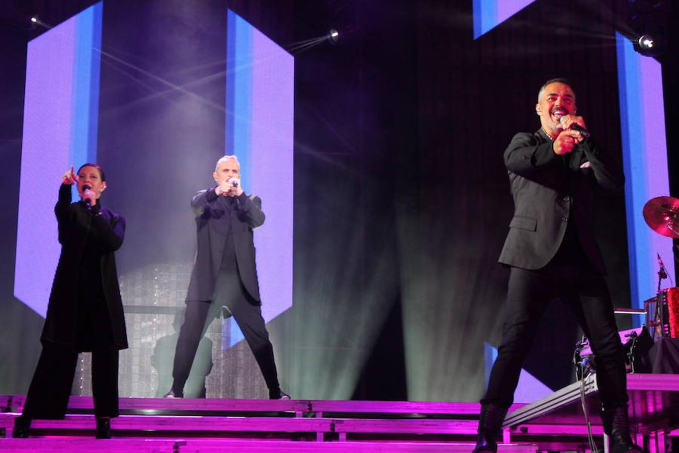 El polifacético artista Miguel Bosé protagonizó anoche un multitudinario concierto en el Arnedo Arena en el que presentó los temas de su nuevo álbum.