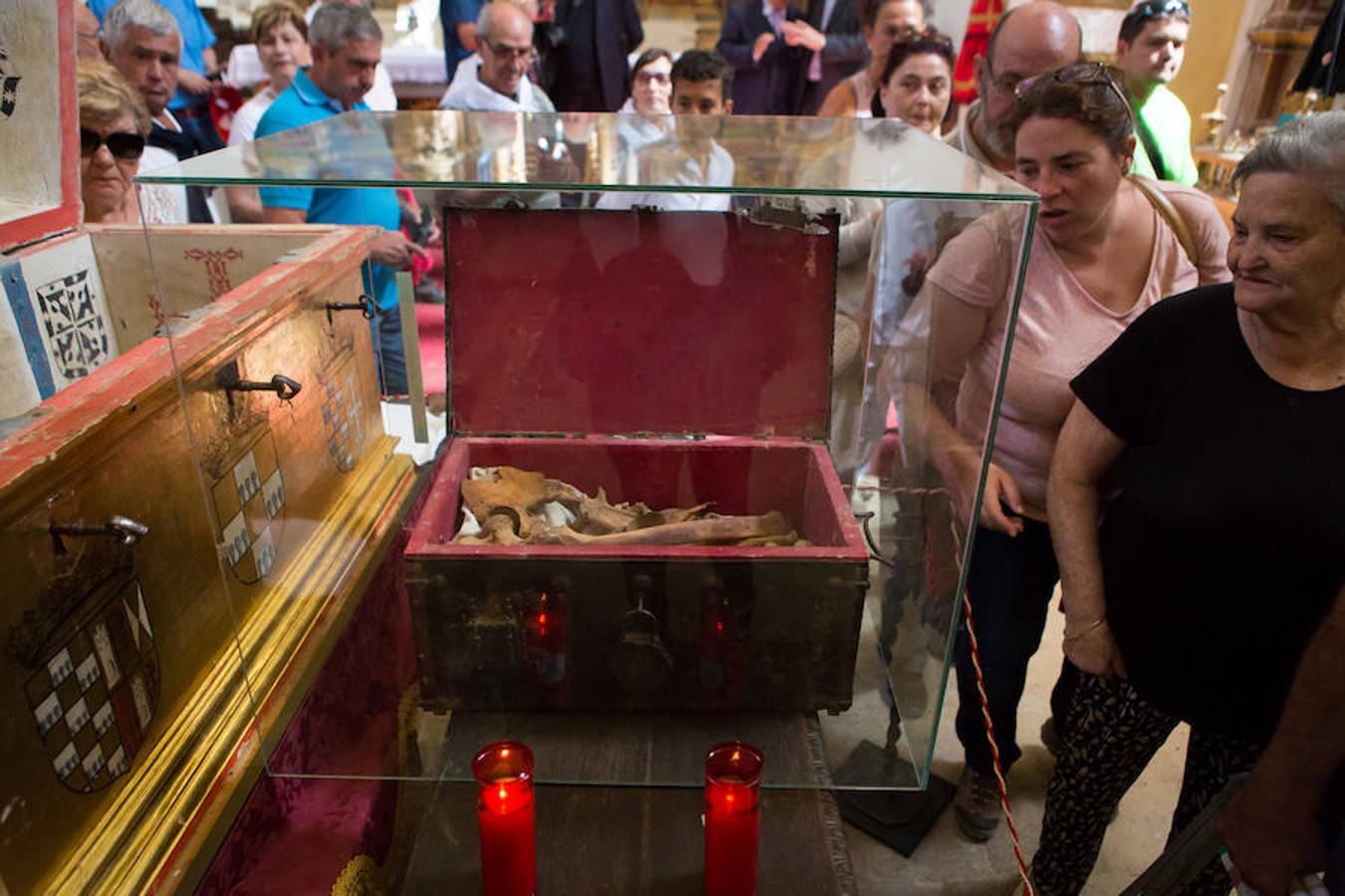 Tradición centenaria y devoción religiosa en la exhibición de las reliquias de San Vitores celebrada en La Riojilla Burgalesa. La localidad de Fresno de Río Tirón (Burgos) abrió el arca y la urna donde descansan los restos de San Vitores, santo venerado en una veintena de pueblos riojanos y burgaleses. 