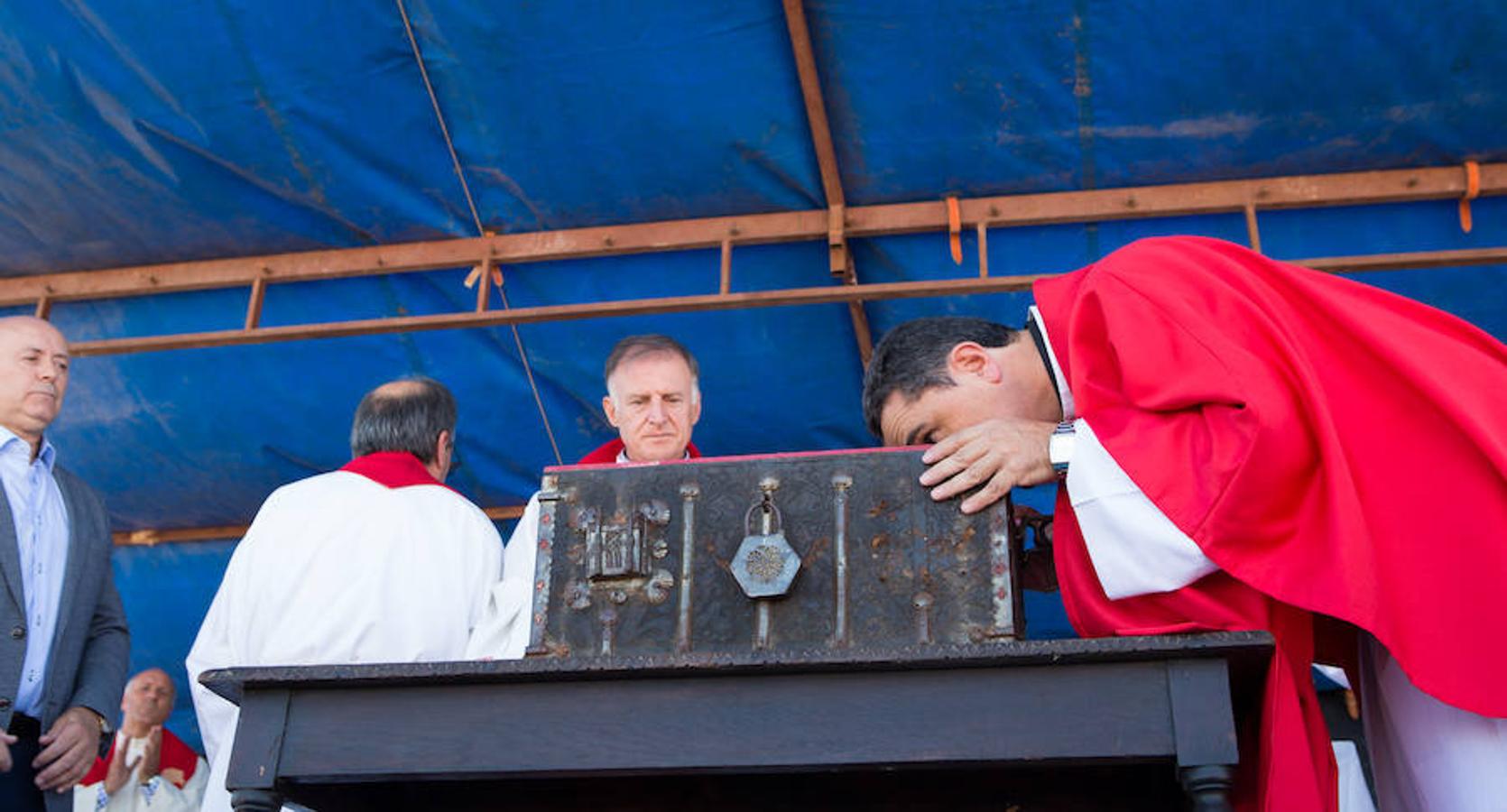 Tradición centenaria y devoción religiosa en la exhibición de las reliquias de San Vitores celebrada en La Riojilla Burgalesa. La localidad de Fresno de Río Tirón (Burgos) abrió el arca y la urna donde descansan los restos de San Vitores, santo venerado en una veintena de pueblos riojanos y burgaleses. 