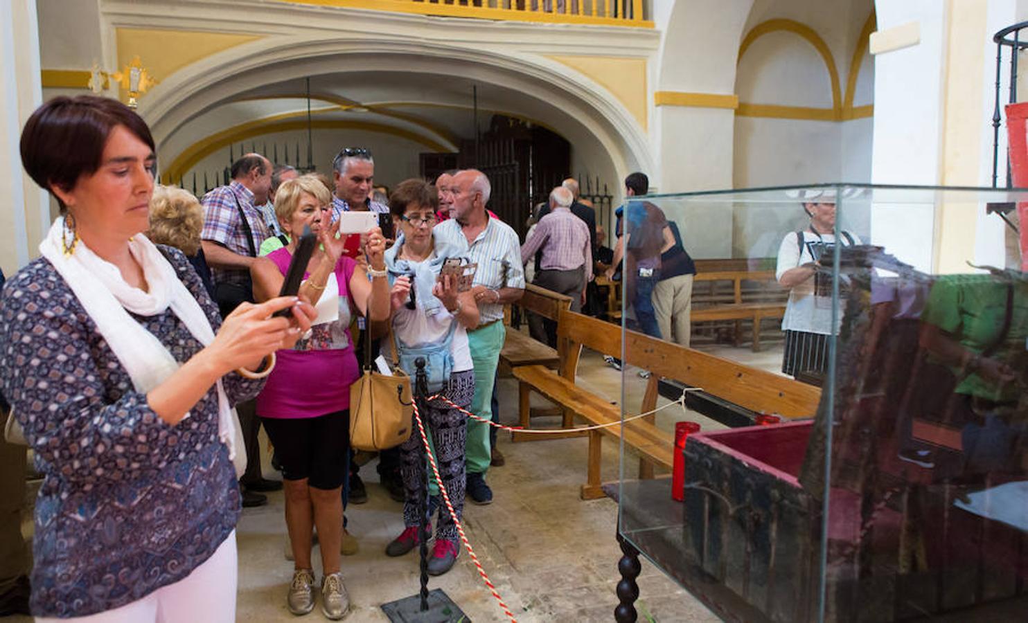 Tradición centenaria y devoción religiosa en la exhibición de las reliquias de San Vitores celebrada en La Riojilla Burgalesa. La localidad de Fresno de Río Tirón (Burgos) abrió el arca y la urna donde descansan los restos de San Vitores, santo venerado en una veintena de pueblos riojanos y burgaleses. 