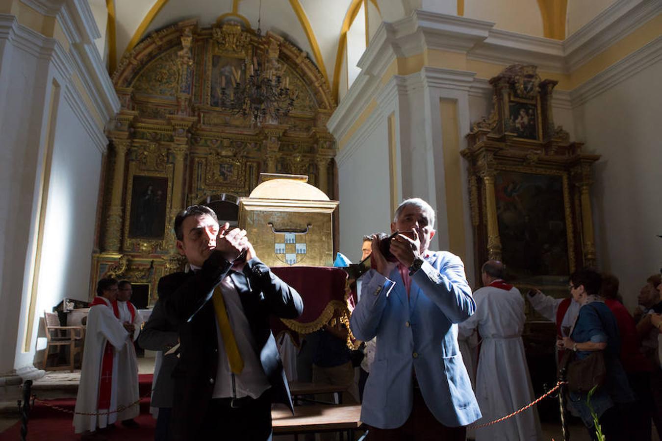 Tradición centenaria y devoción religiosa en la exhibición de las reliquias de San Vitores celebrada en La Riojilla Burgalesa. La localidad de Fresno de Río Tirón (Burgos) abrió el arca y la urna donde descansan los restos de San Vitores, santo venerado en una veintena de pueblos riojanos y burgaleses. 