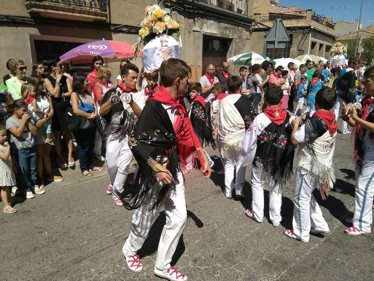 Subida al retablo mayor de Sangilillo en las fiestas de Cervera del Río Alhama donde aguardaban los gaiteros. La polémica volvió a asomar entre partidarios y detractores de la participación femenina en los actos.