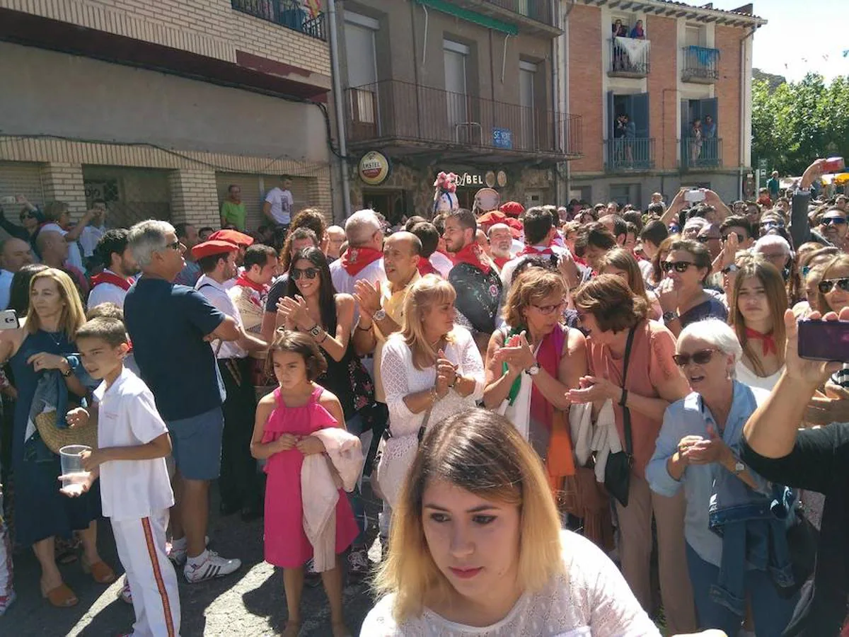 Subida al retablo mayor de Sangilillo en las fiestas de Cervera del Río Alhama donde aguardaban los gaiteros. La polémica volvió a asomar entre partidarios y detractores de la participación femenina en los actos.