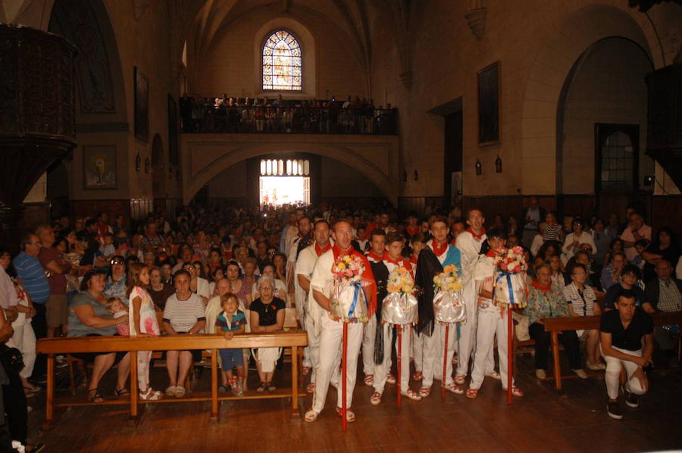 Subida al retablo mayor de Sangilillo en las fiestas de Cervera del Río Alhama donde aguardaban los gaiteros. La polémica volvió a asomar entre partidarios y detractores de la participación femenina en los actos.