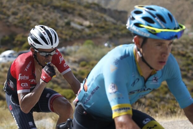 Contador, el gran animador de la etapa, se alimenta durante la escapada con Miguel Ángel López, el ganador en Sierra Nevada. :: J. L. / EFE
