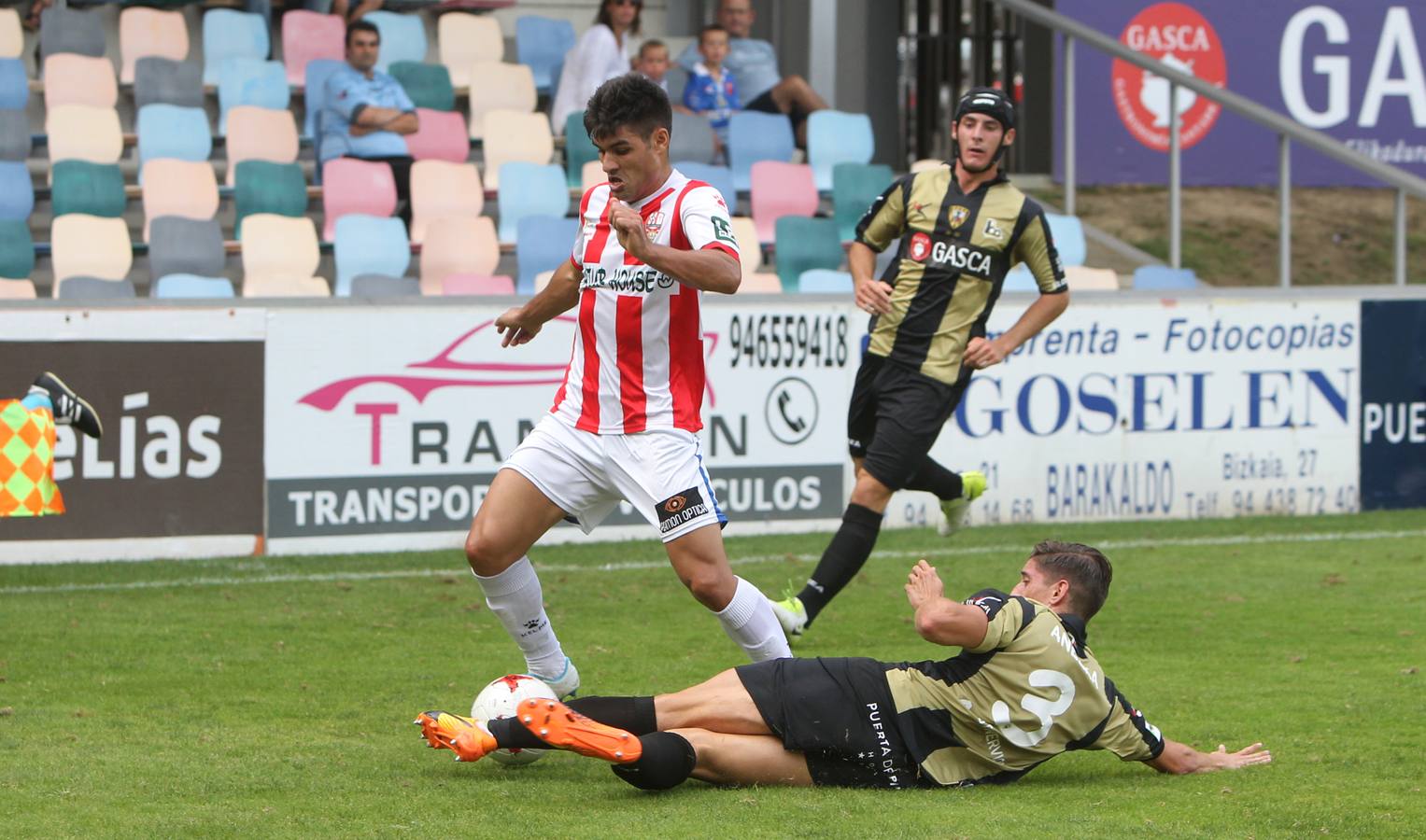 Imágenes del partido que enfrentó al Barakaldo y a la UD Logroñés.