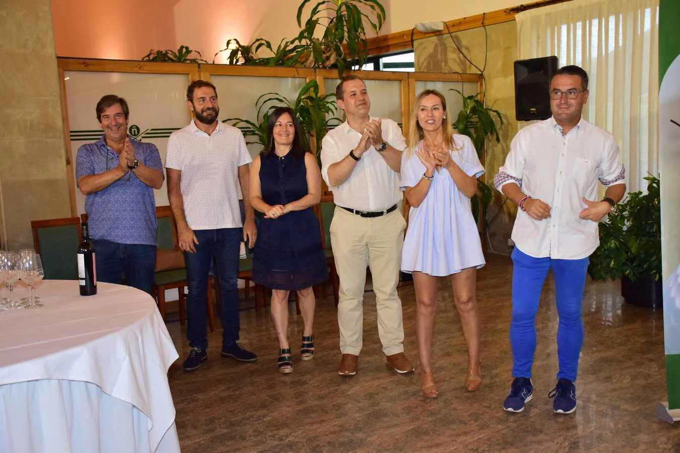 Los participantes en el torneo Viña Ijalba disfrutaron tras la jornada de varios vinos de la bodega logroñesa.