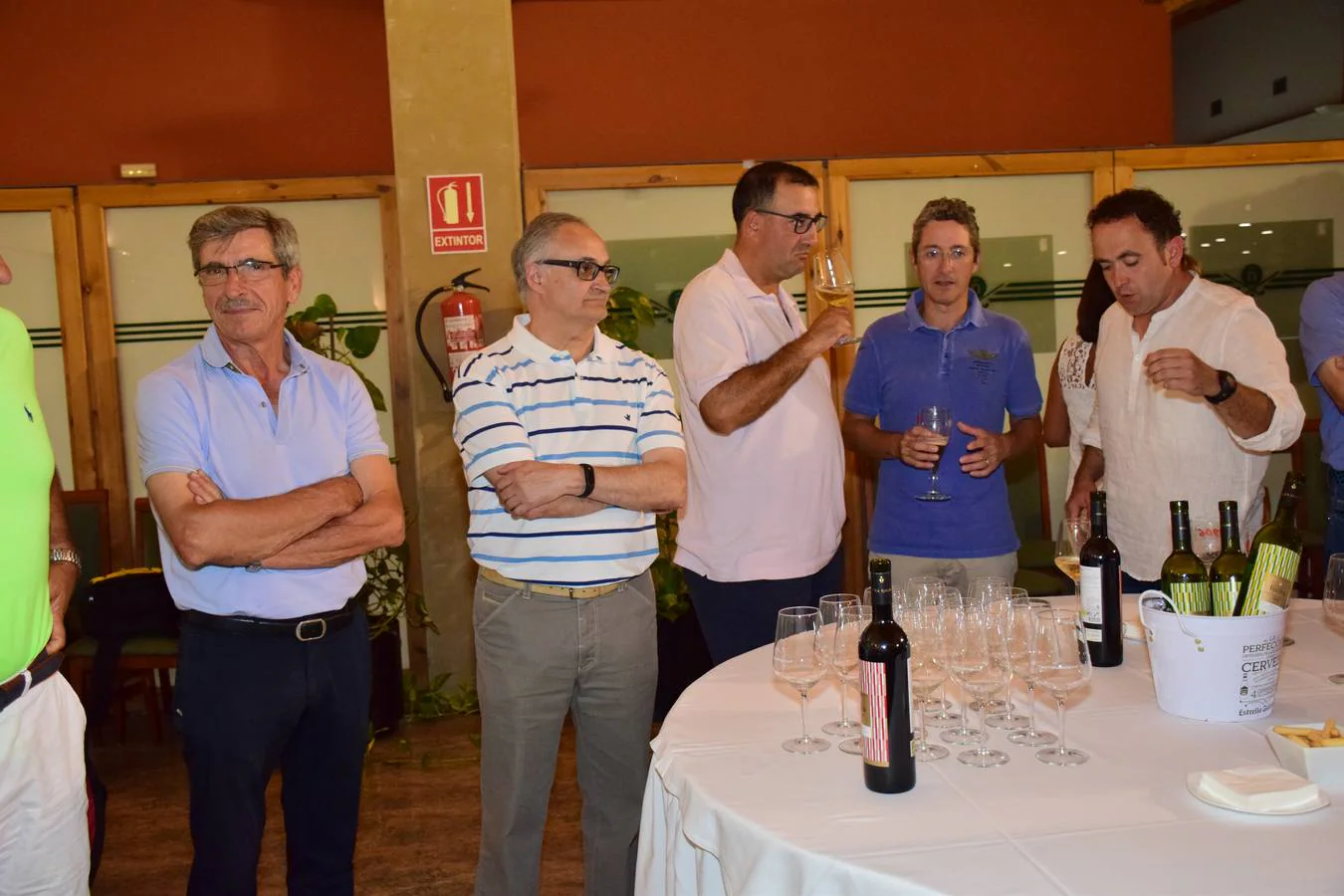 Los participantes en el torneo Viña Ijalba disfrutaron tras la jornada de varios vinos de la bodega logroñesa.