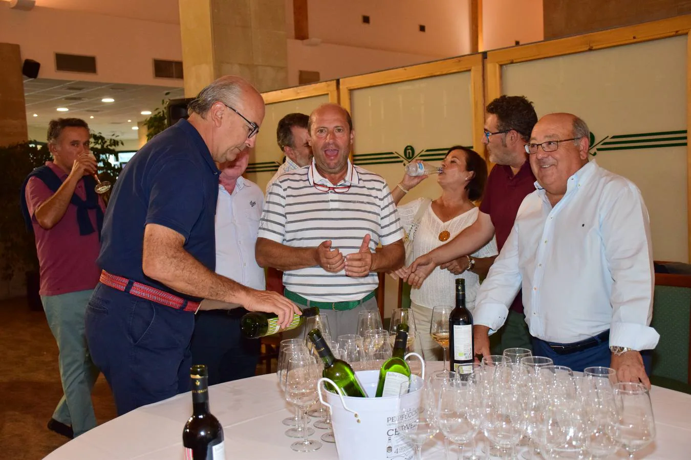 Los participantes en el torneo Viña Ijalba disfrutaron tras la jornada de varios vinos de la bodega logroñesa.