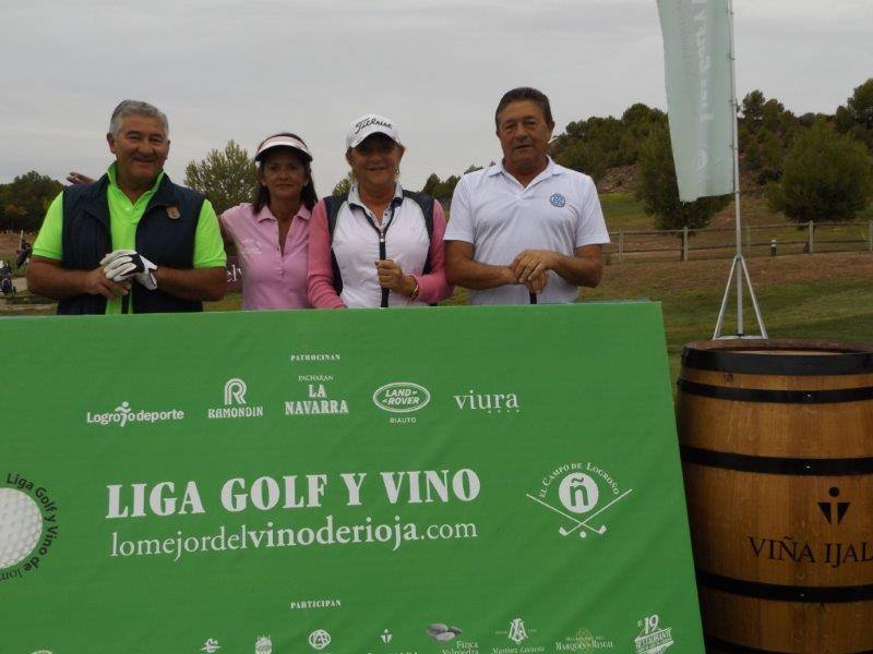 Los participantes en el Torneo Viña Ijalba de la Liga de Golf y Vino posan antes de comenzar la jornada.