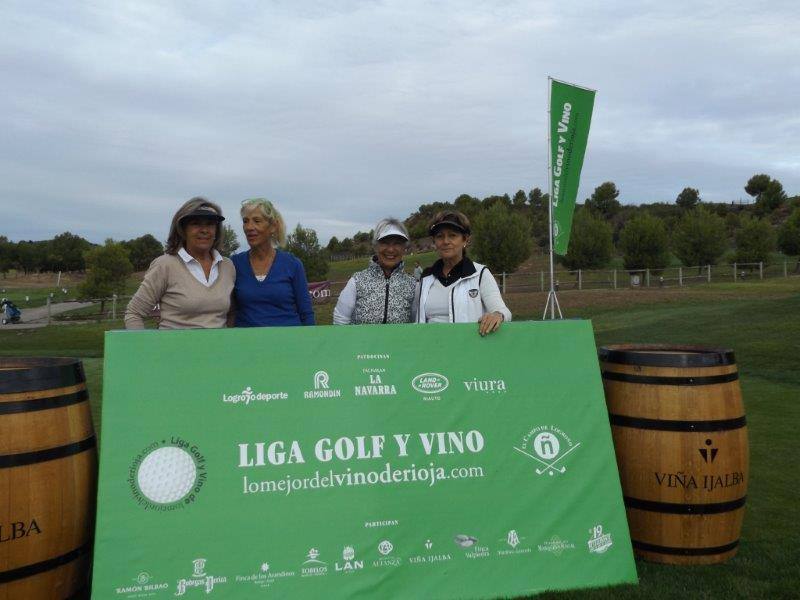 Los participantes en el Torneo Viña Ijalba de la Liga de Golf y Vino posan antes de comenzar la jornada.