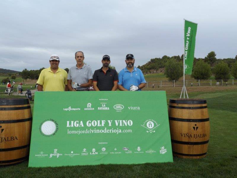 Los participantes en el Torneo Viña Ijalba de la Liga de Golf y Vino posan antes de comenzar la jornada.