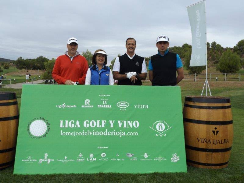 Los participantes en el Torneo Viña Ijalba de la Liga de Golf y Vino posan antes de comenzar la jornada.