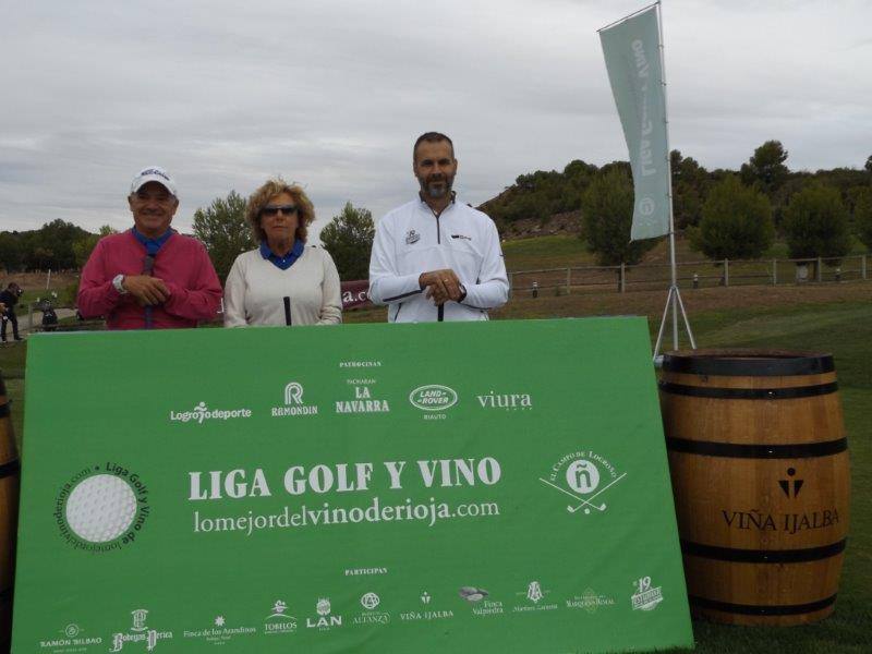 Los participantes en el Torneo Viña Ijalba de la Liga de Golf y Vino posan antes de comenzar la jornada.