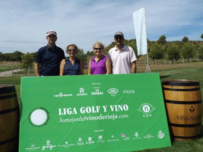 Los participantes en el Torneo Viña Ijalba de la Liga de Golf y Vino posan antes de comenzar la jornada.