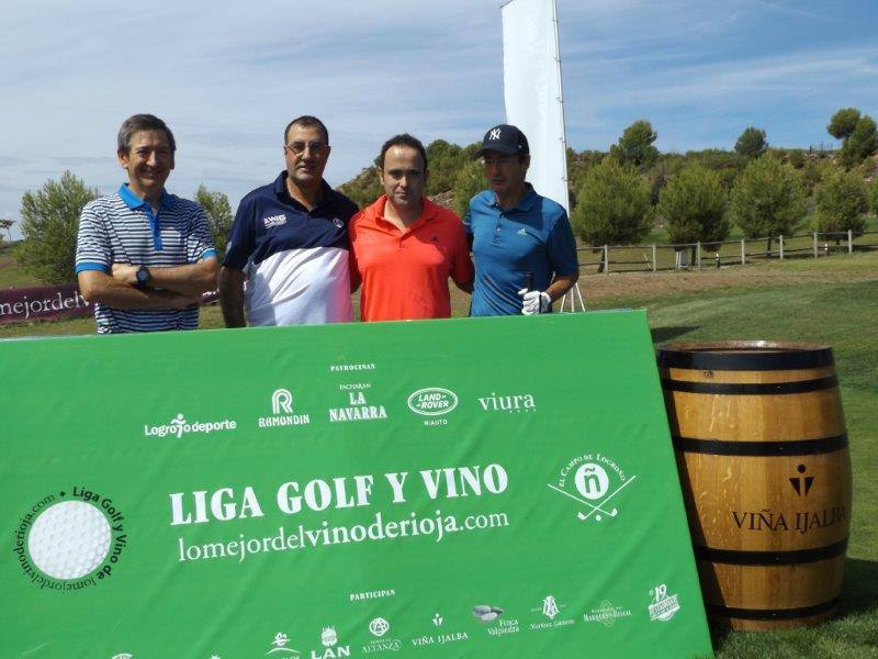 Los participantes en el Torneo Viña Ijalba de la Liga de Golf y Vino posan antes de comenzar la jornada.