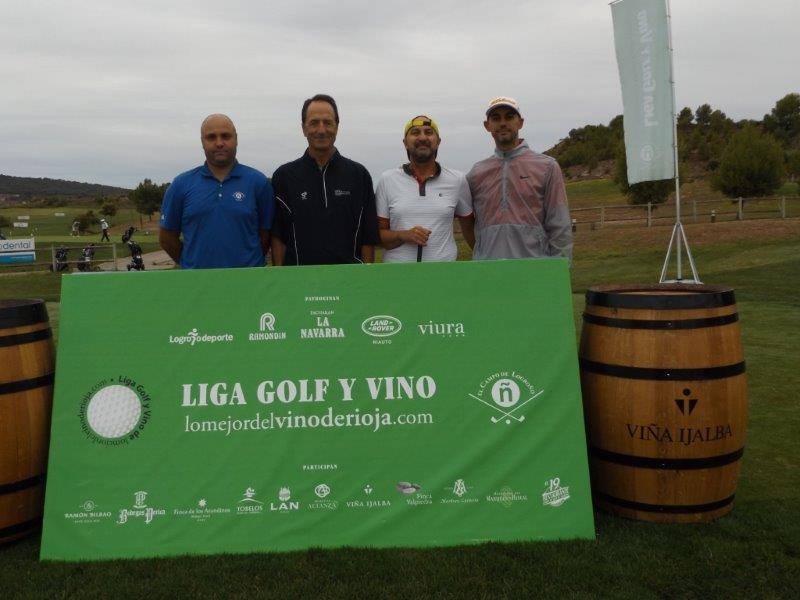 Los participantes en el Torneo Viña Ijalba de la Liga de Golf y Vino posan antes de comenzar la jornada.