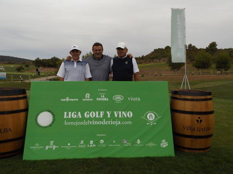 Los participantes en el Torneo Viña Ijalba de la Liga de Golf y Vino posan antes de comenzar la jornada.