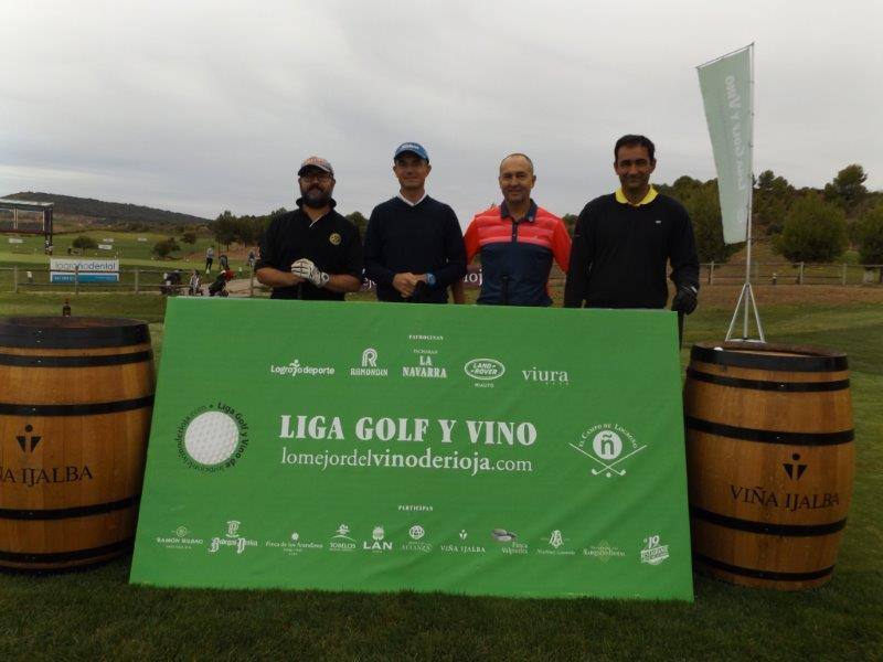 Los participantes en el Torneo Viña Ijalba de la Liga de Golf y Vino posan antes de comenzar la jornada.