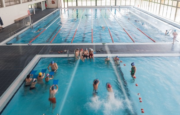 La piscina climatizada acoge las actividades infantiles y para adultos de natación. :: 