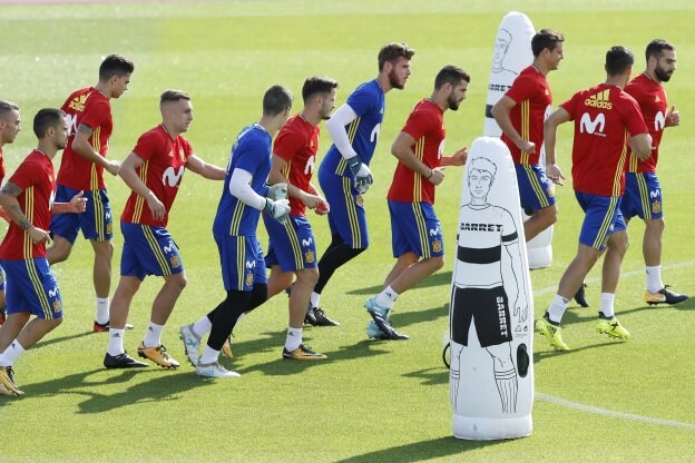 Los jugadores de la selección española, durante un entrenamiento en la Ciudad del Fútbol de Las Rozas. :: Juan Carlos Hidalgo / efe