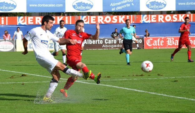 Adrien Goñi presiona a un jugador del Real Unión en el partido de ida. :: 