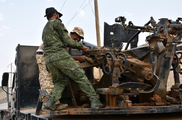 Soldados del ejército de El-Asad preparan una pieza de artillería  al este de la ciudad de Deir Ezzor. :: G. OURFALIAN / AFP