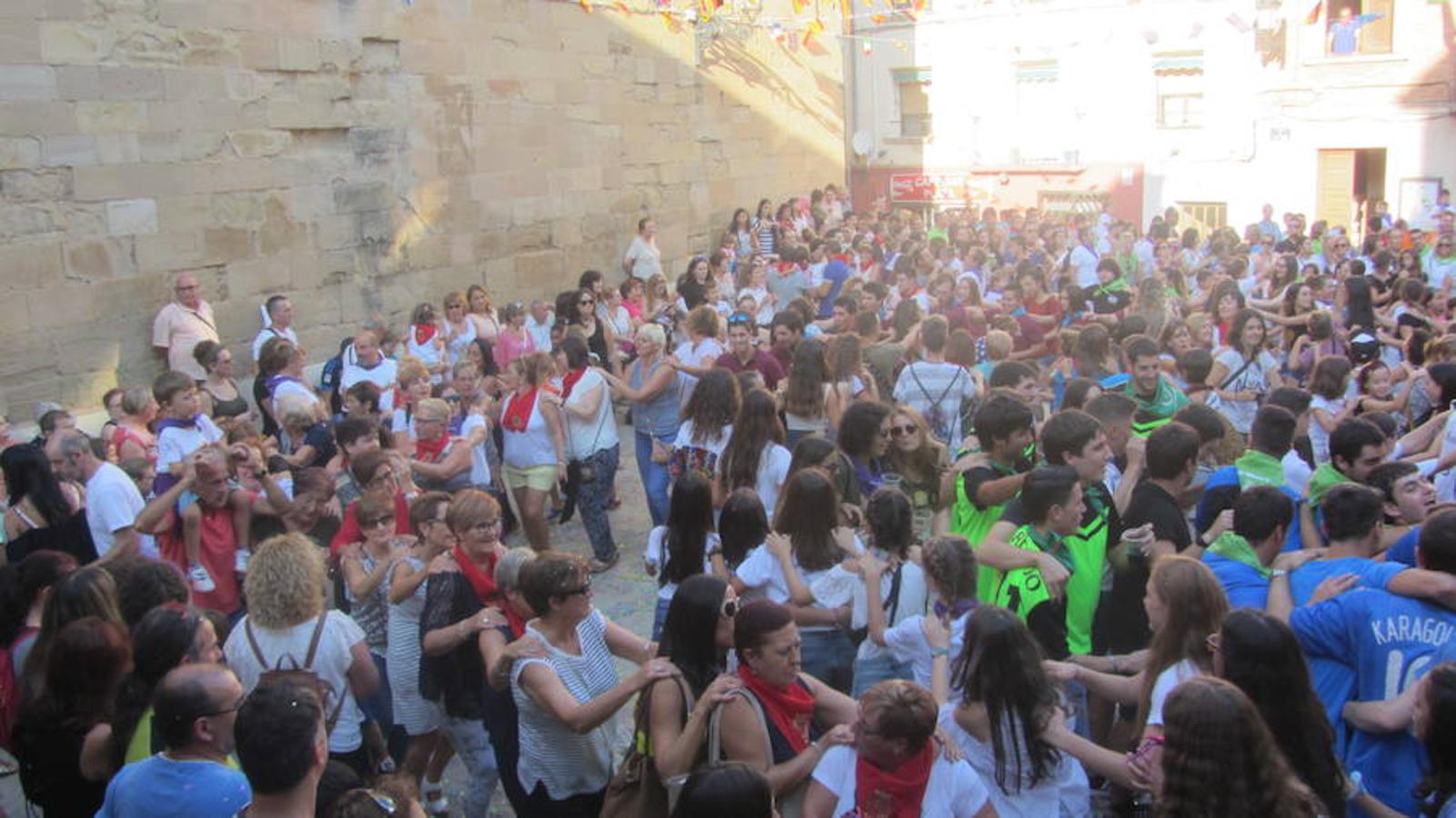 Confeti y vueltas para empezar las fiestas de Alberite en honor a la Virgen de la Antigua. La cuadrillas no pudieron contener sus ganas de juerga y pusieron en marcha la maqui9naria de fiesta mucho antes de que se diera el arranque oficial a seis días de actos 