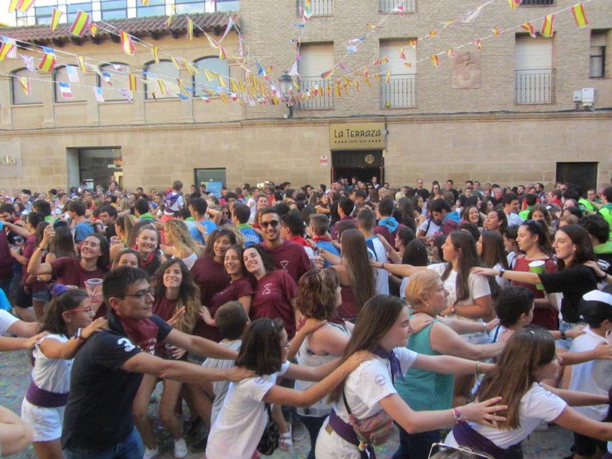 Confeti y vueltas para empezar las fiestas de Alberite en honor a la Virgen de la Antigua. La cuadrillas no pudieron contener sus ganas de juerga y pusieron en marcha la maqui9naria de fiesta mucho antes de que se diera el arranque oficial a seis días de actos 