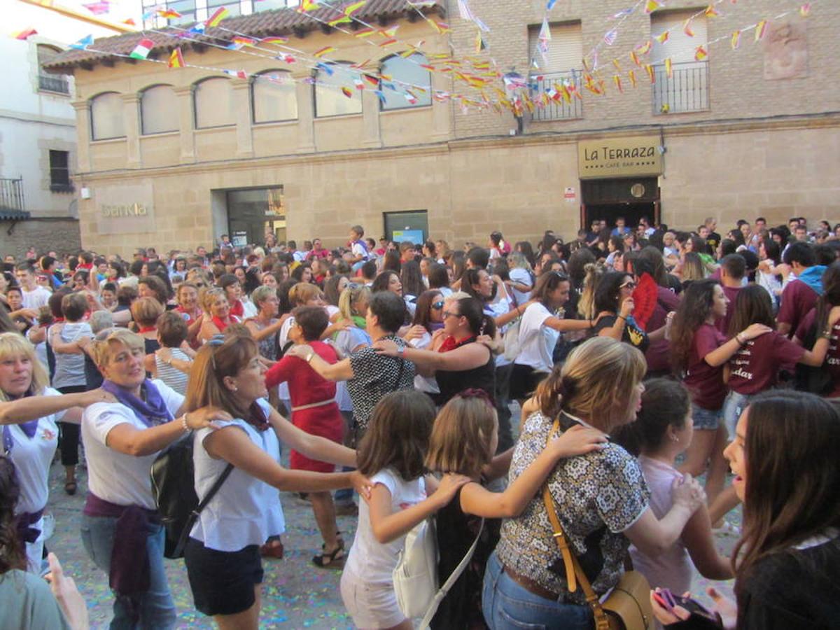 Confeti y vueltas para empezar las fiestas de Alberite en honor a la Virgen de la Antigua. La cuadrillas no pudieron contener sus ganas de juerga y pusieron en marcha la maqui9naria de fiesta mucho antes de que se diera el arranque oficial a seis días de actos 