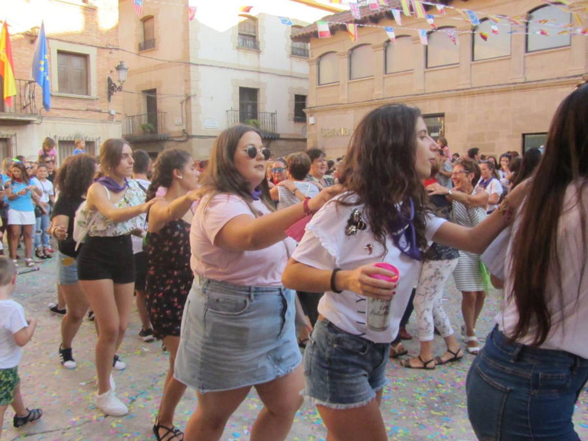 Confeti y vueltas para empezar las fiestas de Alberite en honor a la Virgen de la Antigua. La cuadrillas no pudieron contener sus ganas de juerga y pusieron en marcha la maqui9naria de fiesta mucho antes de que se diera el arranque oficial a seis días de actos 