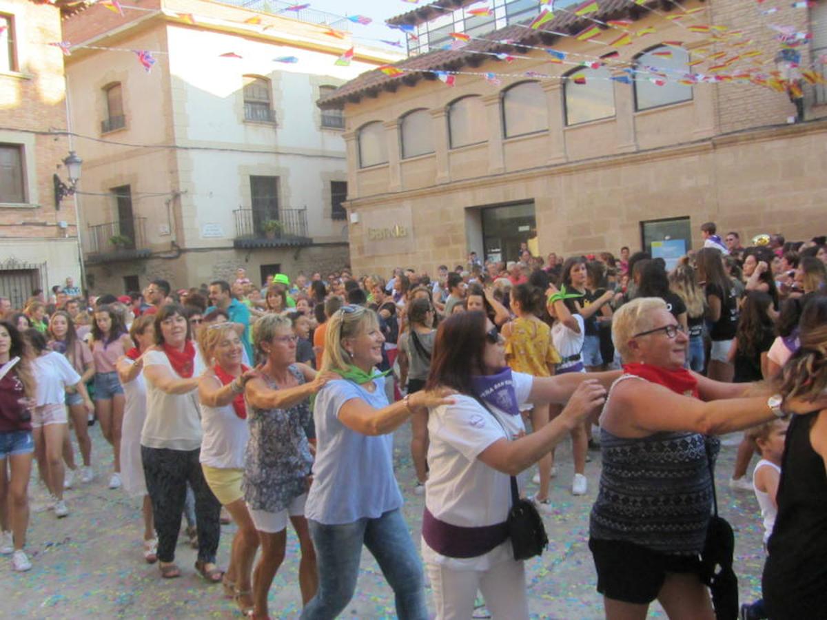 Confeti y vueltas para empezar las fiestas de Alberite en honor a la Virgen de la Antigua. La cuadrillas no pudieron contener sus ganas de juerga y pusieron en marcha la maqui9naria de fiesta mucho antes de que se diera el arranque oficial a seis días de actos 