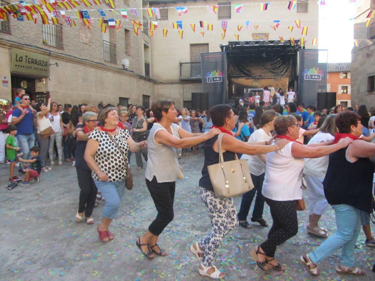 Confeti y vueltas para empezar las fiestas de Alberite en honor a la Virgen de la Antigua. La cuadrillas no pudieron contener sus ganas de juerga y pusieron en marcha la maqui9naria de fiesta mucho antes de que se diera el arranque oficial a seis días de actos 