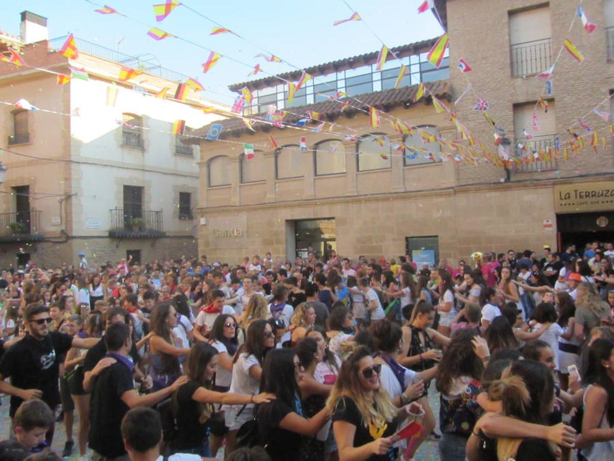 Confeti y vueltas para empezar las fiestas de Alberite en honor a la Virgen de la Antigua. La cuadrillas no pudieron contener sus ganas de juerga y pusieron en marcha la maqui9naria de fiesta mucho antes de que se diera el arranque oficial a seis días de actos 