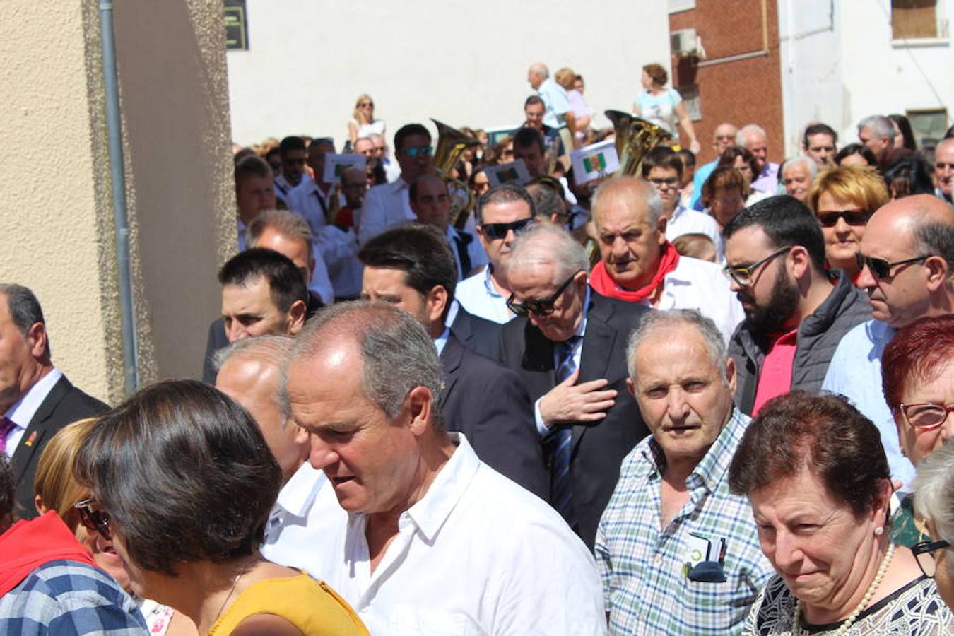 Pradejón vive con devoción sus fiestas y ayer sacó en procesión la imagen de San Antonio por las calles de la localidad. El Ayuntamiento impuso el pañuelo de fiestas al medio centenar de pradejoneros nacidos a lo largo del año